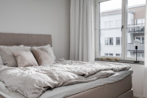 Sovrum med Traryd Intakt 2+1-glas och invändig vit spröjs.