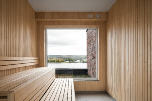 Bastu med ett Traryd Optimal Fast. Observera att god ventilation är viktig för att färgen ska hålla över tid i denna miljö.