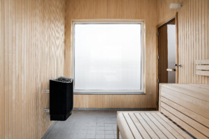 Bastu med ett Traryd Optimal Fast. Observera att god ventilation är viktig för att färgen ska hålla över tid i denna miljö.