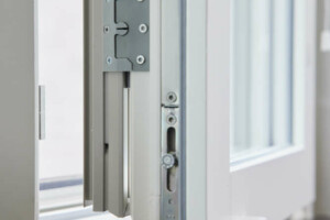 TRARYD öppet inåtgående intakt 2+1 fönster- koppelbeslag- fix 92 TRARYD öppet inåtgående intakt 2+1 fönster- koppelbeslag- fix 92